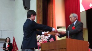 劉劍城校長頒發畢業證書給畢業生