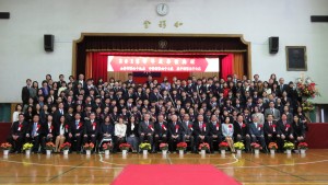 畢業生家長老師合照