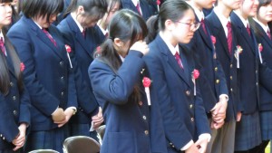 畢業生忍不住啜泣 拭淚