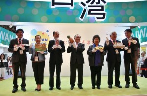 左起為:屏東縣長潘孟安、嘉義縣長張花冠、駐日代表沈斯淳、外貿協會祕書長黃文榮、高雄市長陳菊、雲林縣長李進勇和台南市副市長顏純左,出席3月8日東京食品展台灣館開幕