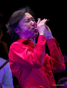 舞台上で台湾への想いを語った東儀秀樹さん