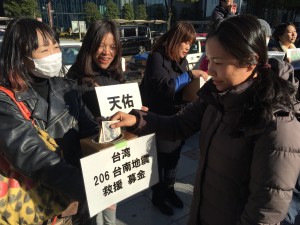 多くの名古屋市民らが足を止めて募金を行った。
