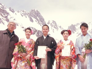 左起 台中市觀光旅遊局長陳盛山與兩對新人合影