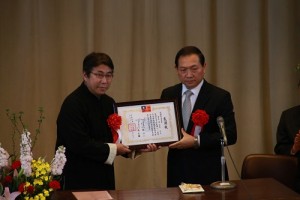 杜國輝基金會致贈教育基金35萬日幣給橫濱中華學院,理事長雷兆元(左)獲贈感謝狀