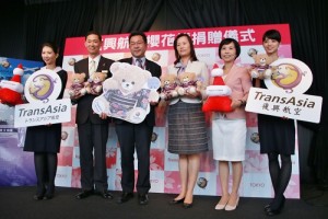 左2起為,東京鐵塔營部部長稻葉弘樹、復興航空東北亞區總經理江許賢、台灣觀光局東京事務所副所長陳淑華和復興航空公關行銷副總經理陳逸潔等人出席復興航空贈熊活動