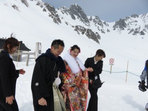 日本的工作人員亦步亦趨照顧新人