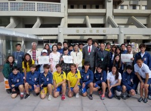 駐那霸辦事處處長蘇啟誠、僑務委員黃美卿與那霸日台親善協會會長伊藝美智子等人,與中華女子足球國家代表隊合影
