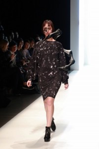 水原佑果為古又文新系列作品走秀