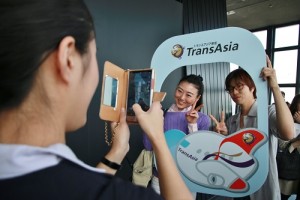復興航空在東京鐵塔大展望台舉辦贈熊活動,邀請民眾拍照打卡就可以把櫻花熊帶回家