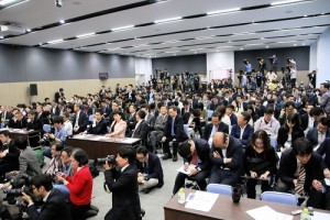 鴻海與夏普於4月2日在大阪堺工廠舉辦簽約記者會