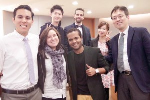 国立政治大学の学生と交流を深める訪問団