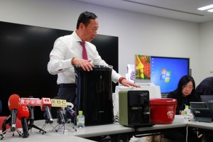 郭台銘特別為台灣媒體介紹夏普的ＩＧＺＯ技術和白色家電商品