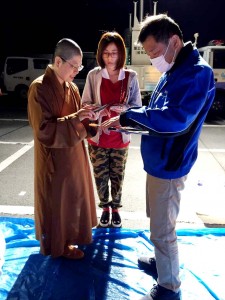 益城町から物資の追加要請を受ける。左から覚岸法師、龔培鋅さん、吉本氏