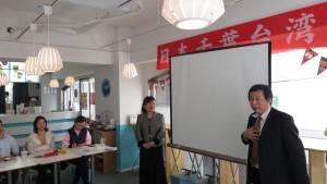 右:千葉台商會幹事長高木道文說明集集山蕉展售活動