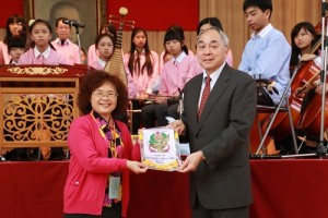 東京中華學校校長劉劍城（右）代表致贈校旗給復興國中