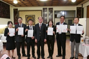 駐處處長粘信士（左４）代表僑委會頒贈感謝狀給捐助２０６台南震災的僑團代表