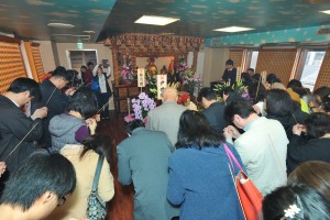 信徒虔誠向媽祖焚香祝禱