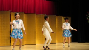 客家姊妹花跟陳琳力老師表演客家流行歌曲
