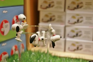 史努比和奇譚俱樂部合作推出史努比版本杯緣子,搶先在館內販售(©Peanuts)