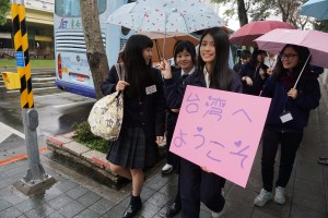 受賞学生らは延平高校で熱烈な歓迎を受けた
