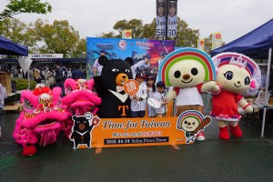 台湾観光名所及び台湾出身3選手がデザインされたパネルで台湾のキャラクターたちと記念撮影