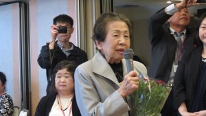 獻花致贈88歲會員郭孫雪娥