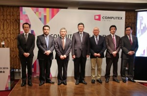 記者會上外貿協會副秘書長葉明水(右4)邀請台日企業在會中介紹今年電腦展其中展出的內容