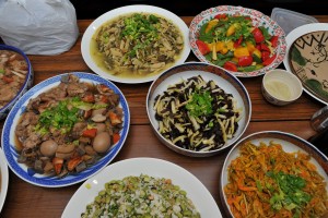 媽祖廟義工會信眾準備豐盛料理