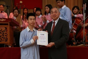 東京中華學校亦頒贈感謝狀給復興中學和演出的學生（圖左，學生代表劉奕廷代表接受）