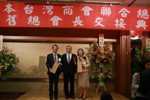 僑委會主秘張良民(中)贈送紀念品給日總第3和第4屆總會長王明裕(左)、新垣旬子