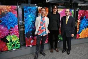 台灣文化中心主任朱文清(右)與藝術家彭弘智(中)和與會賓客合影