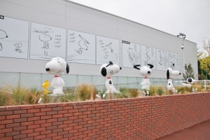 從入口的5座史努比像可看出自1950年代至2000年間的進化過程(©Peanuts)