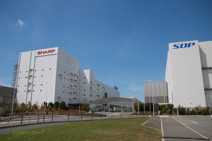 調印式と記者会見は鴻海とシャープが共同経営する堺工場で開かれた