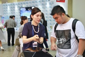 ＣＭＬ營業專員前園真由美（左）向海外客戶介紹美容器材