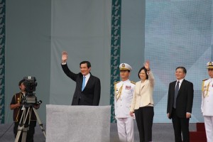新舊任總統蔡英文和馬英九先出現在祝賀大會上和民眾致意