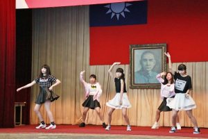 在校生表演熱舞歡迎小1新生