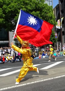 新心劇團團長王光華化身孫悟空、強風中舞動國旗、讓人留下深刻印象。