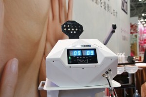 ＣＭＬ獨家總代理台灣製造的ＡＱＵＡＤＥＲＭ換膚機器，主打可換膚去角質，並具有導入化妝水的功能