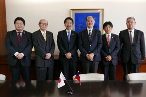 駐橫濱辦事處處長粘信士、鐮倉市長松尾崇(左3)和友台議聯會長松中健治(左2)等人合影