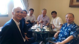 琉球大學校長大城肇(右3)和逢甲大學教授黃煇慶(右1)及曾任那霸辦事處處長的李明宗(左1)等人進行交流
