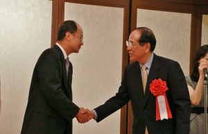 日本交流會長大橋光夫（右）致完詞後，便下台和駐日代表沈斯淳握手致意