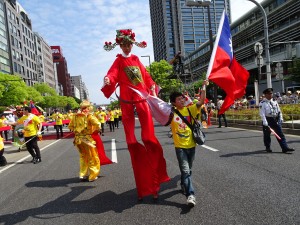 13歲的郭晉綸迎著強風,奮力走完一公里遊行路程。