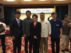 立法委員蕭美琴(中)與駐那霸辦事處處長蘇啟誠(右1)和石垣市市長中山義隆(左2)等人一起合影