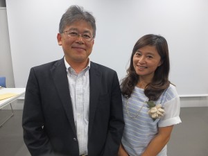 ７，８年前から親交のある日本の猫写真家・星野俊光さん（左）と猫夫人（右）