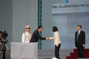 前総統の馬英九氏と握手を交わす蔡総統