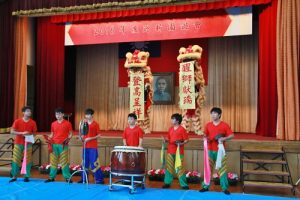 東京中華學校舞獅隊以精湛的演出歡迎新生加入學校