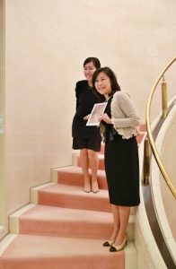 郭純的妻女在駐日代表處官邸重現當年由郭茂林掌鏡拍下的紀念照