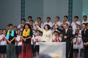 国民に手を振る蔡英文総統(左)と陳建仁副総統