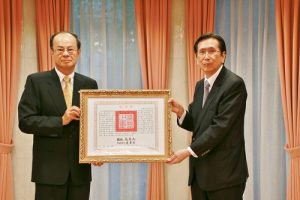 駐日代表沈斯淳(左)代政府轉送總統褒揚令給已故華裔建築師郭茂林,由其子郭純代領