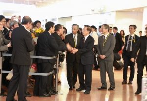 駐日代表謝長廷（圖中）抵達羽田機場，接受旅日僑民的歡迎